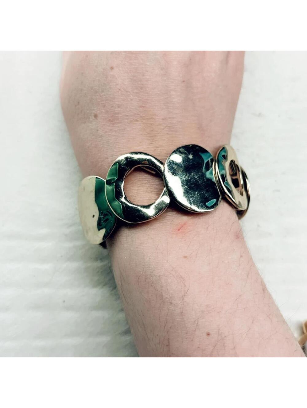 5239gc. Goldtone Hammered Stretch Bracelet